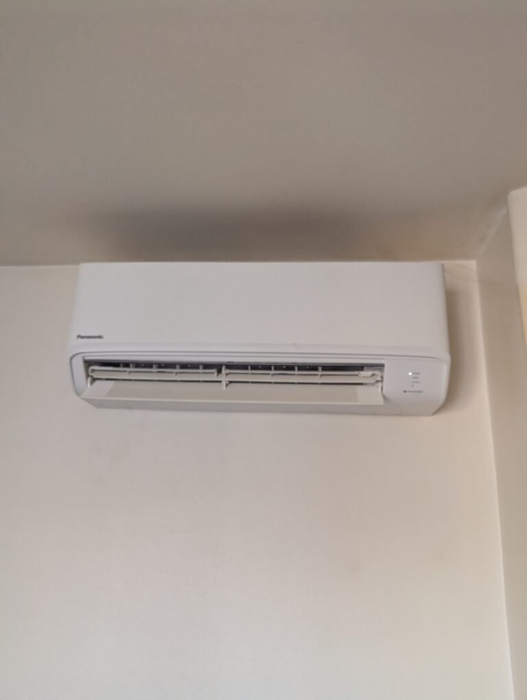 Unité intérieure murale Panasonic installée sous plafond