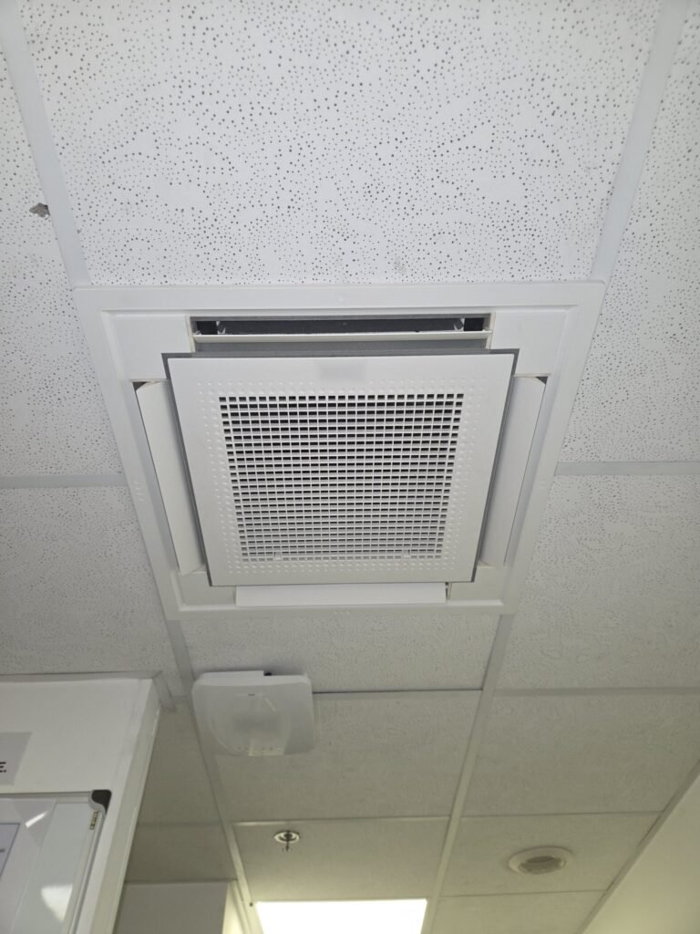 Unité intérieure cassette encastrée dans un faux plafond