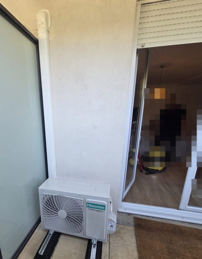 Groupe extérieur Hisense posé sur le balcon d’un appartement à Tassin-la-Demi-Lune, avec goulotte blanche