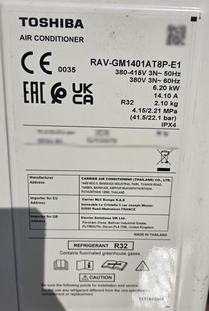 Plaque signalétique d’une unité extérieure Toshiba : référence du modèle, puissance et fluide frigorigène R32