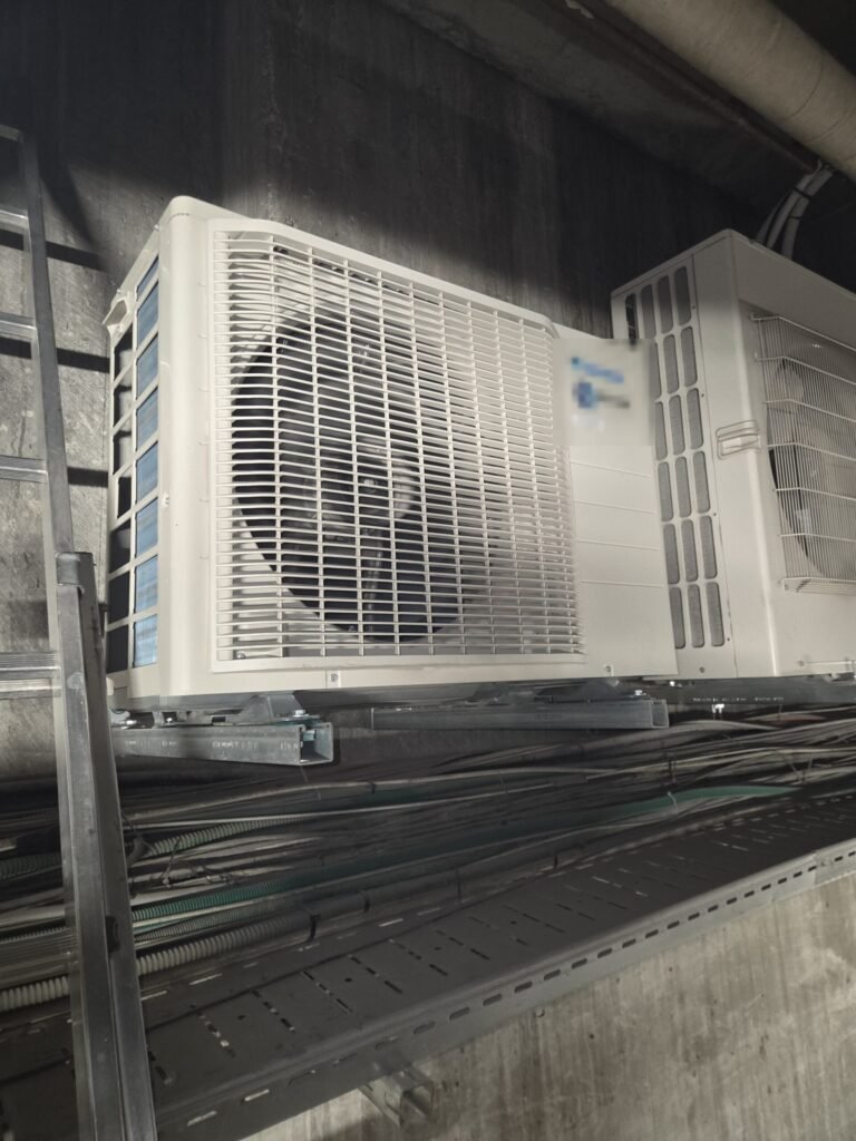 Unités extérieures de climatisation réversible sur support